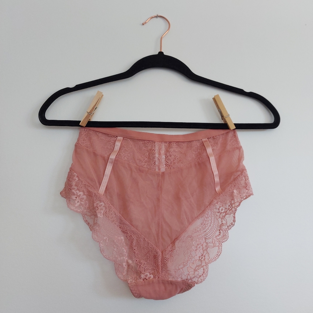 Feather And Pearl Lingerie Set - Picture 6 of 8